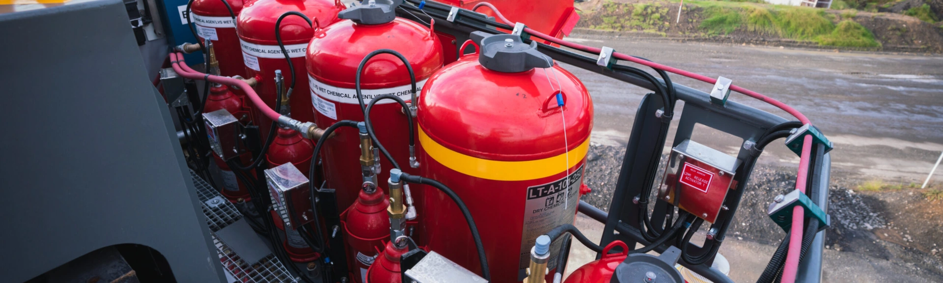 Dry powder fire extinguishing equipment in transit