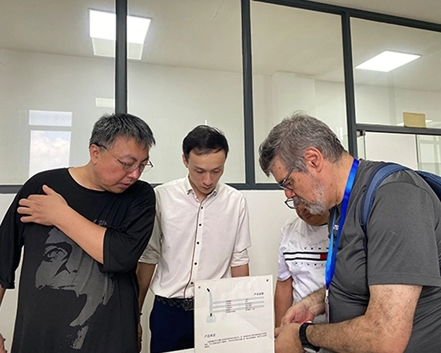 Discussing product technical details with foreign clients