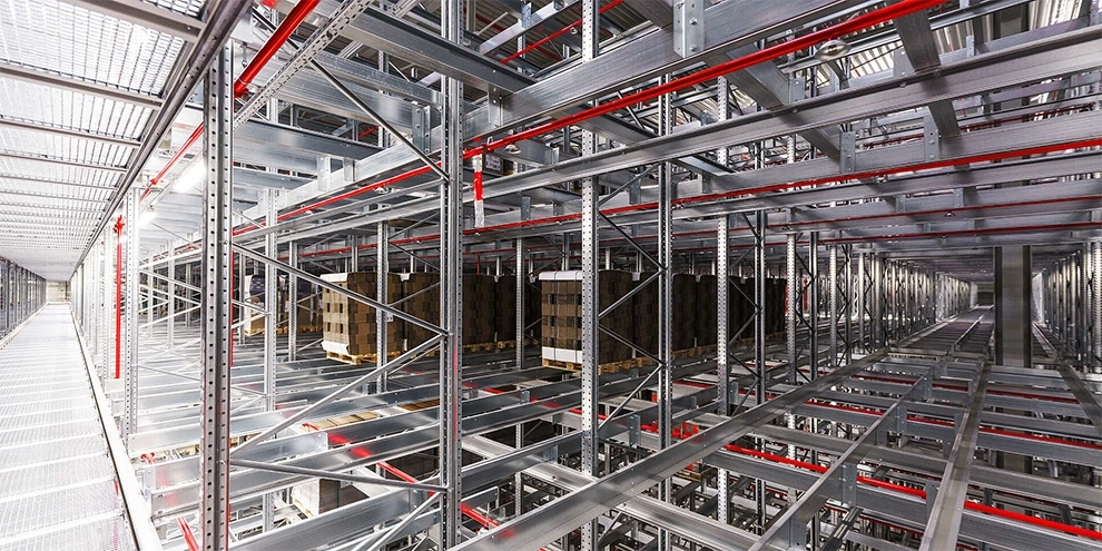 Fire protection system in a warehouse and logistics facility